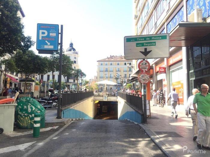Puerta Del Sol -de La Cruz Isabel I0 & Parking Madryt